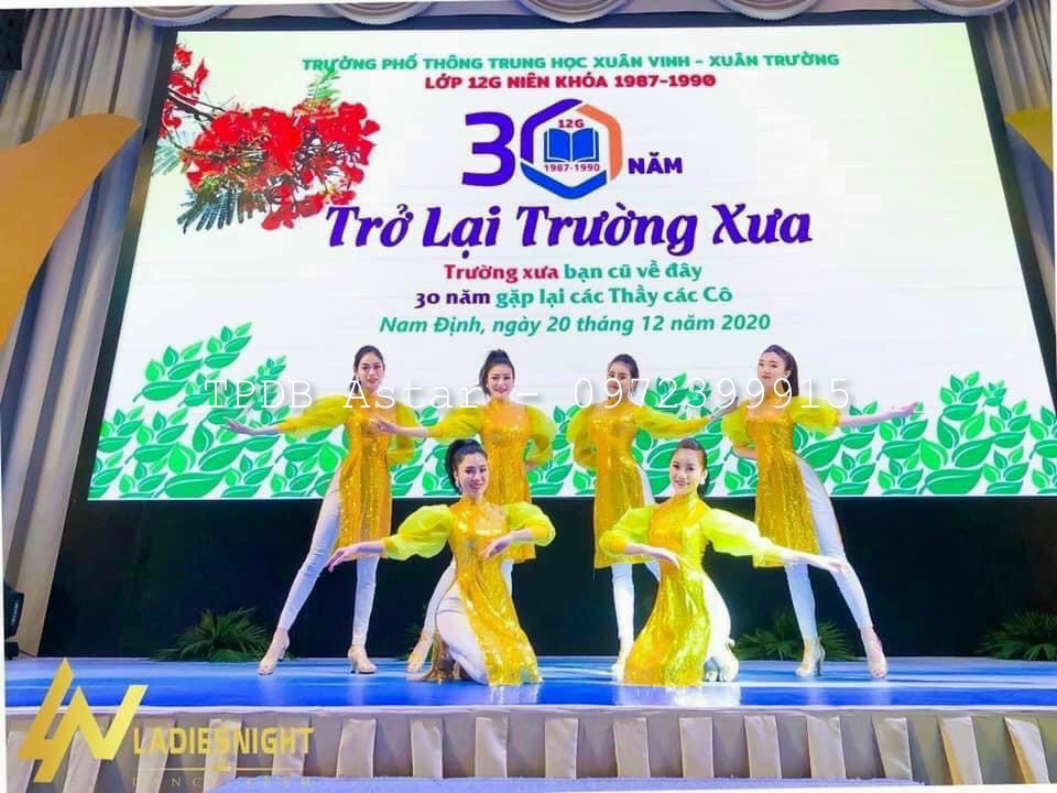 Áo dài cách tân tay bồng vàng