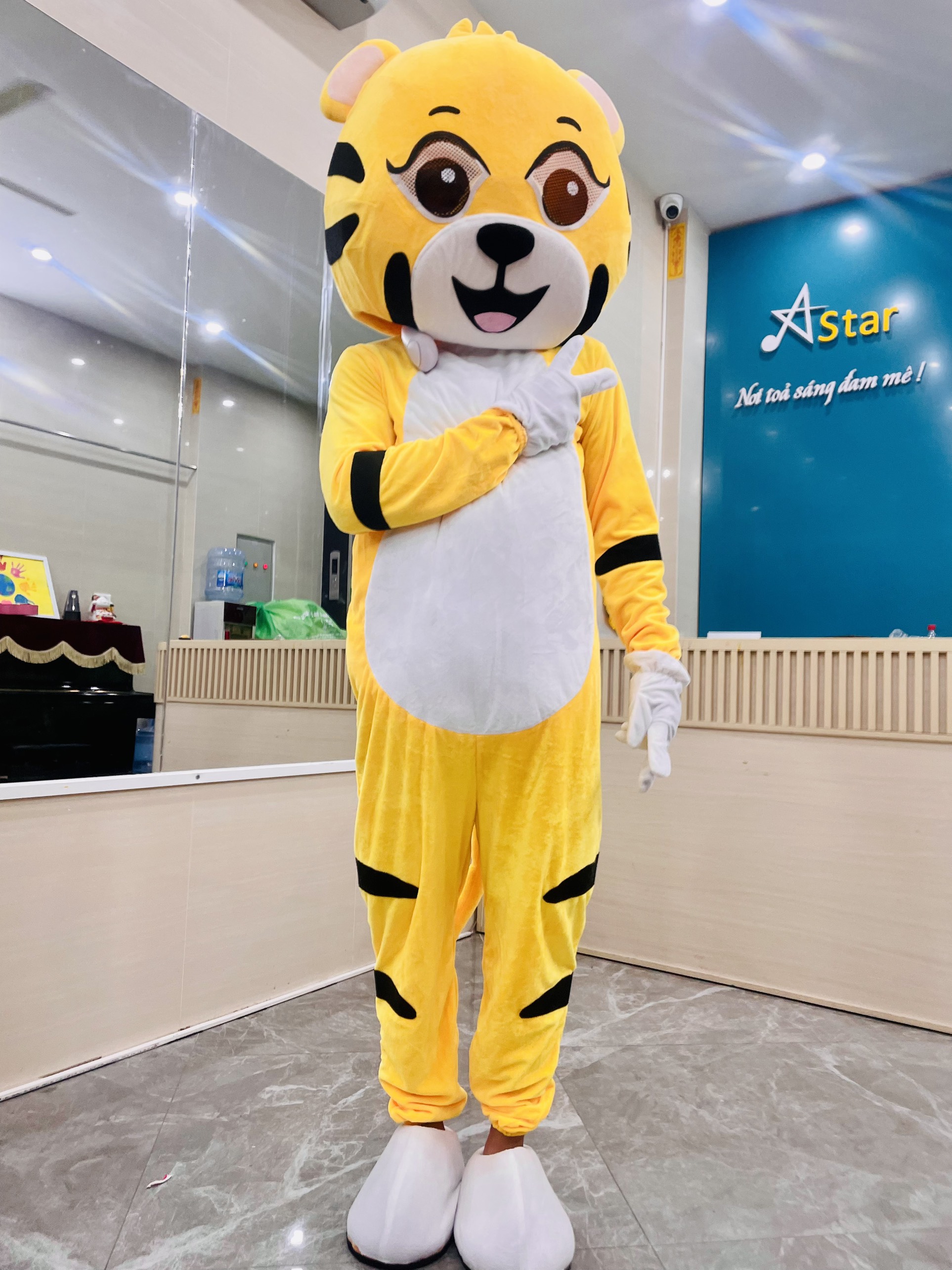 Mascot con hổ vàng