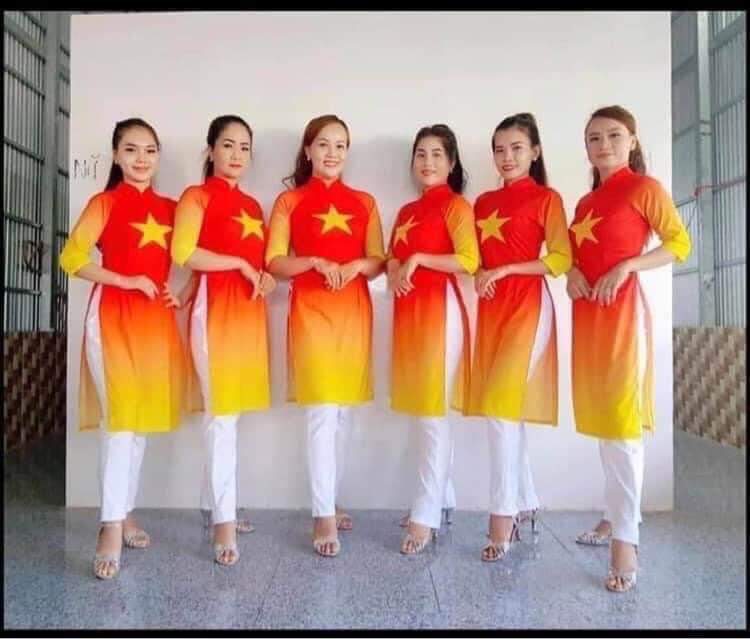 Áo dài cách tân loang sao vàng nữ