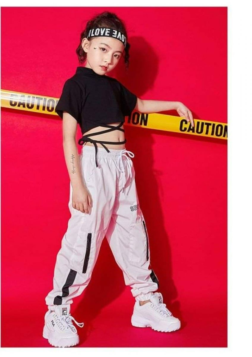 Nhảy Jogger trắng và Croptop đen